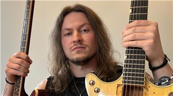 "Mir gehts sehr gut, weil ich gesund, aktuell viel mit meinen Bands unterwegs bin und ein mega Interview mit dem Tageblatt hatte."Luca Rosnau, Musiker aus Buxtehude, am Donnerstag, 21. Mai 2026.