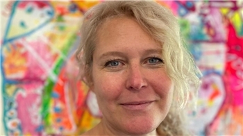 „Mir geht’s super. Ich hatte gerade meine dritte Gruppenausstellung und bin begeistert, was für tolle Werke dabei sind.“Malerin Claudia Letulé, Kurbad Galerie Steinkirchen am 14. Juni 2026