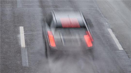 Mir rasender Geschwindigkeit unterwegs - ohne Führerschein und unter Drogeneinfluss. (Symbolbild)