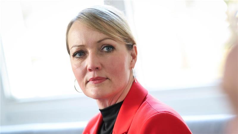 „Mir soll einer mal erklären, wie man neue Jobs gewinnt, wenn man den Sozialstaat rasiert“: Laura Pooth.