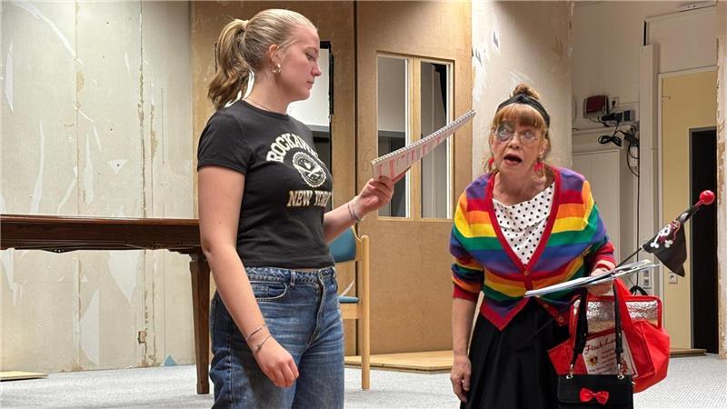 Mira Schröder und Alexa Aquimbag beim Proben im Nottensdorfer Dorfgemeinschaftshaus.