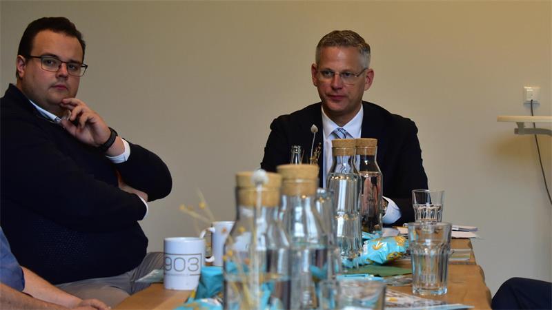 De Vries lobt Harsefeld und hat ein Rezept für Stade gegen Kriminalität Mirco Dawideit (links), Vorsitzender des CDU-Ortsverbands Harsefeld, und Christoph de Vries, aktuell auch kommissarischer Antisemitismusbeauftragter der Bundesregierung.