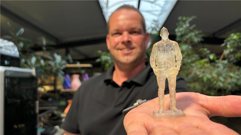 Mirco Schulz mit seinem Mini-Ich in der Hand.