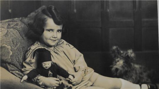 Miriam Elkeles lebte in der Villa Schocken, dem Zuhause ihrer wohlhabenden Familie, die ein Kaufhaus leitete (1937).