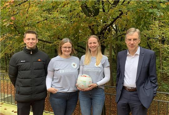 Miriam Schuldt und Laura Kauk (rechts) fliegen mit der Nationalmannschaft zur WM nach Argentinien. Die Volksbank, hier mit Florian Obst und Vorstand Henning Porth (rechts), hat die Outfits gesponsert.