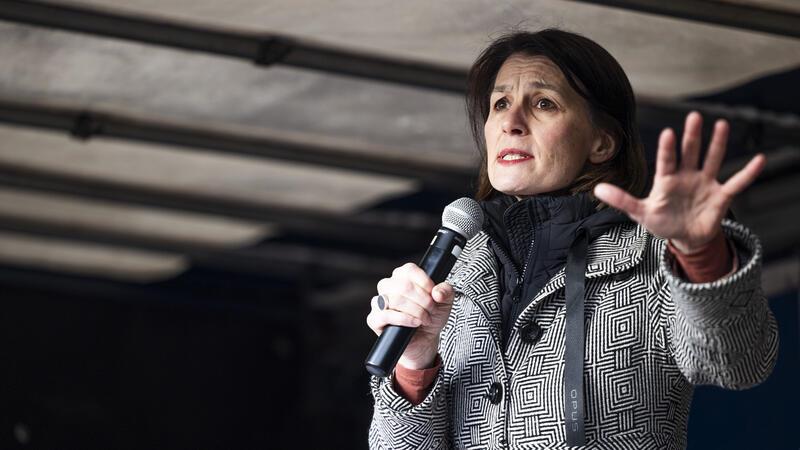 Wohnster Milchbauer erreicht Hannover – Hunderte Trecker vor Landtag Miriam Staudte (Grüne) bot den Landwirten einen Dialog an.