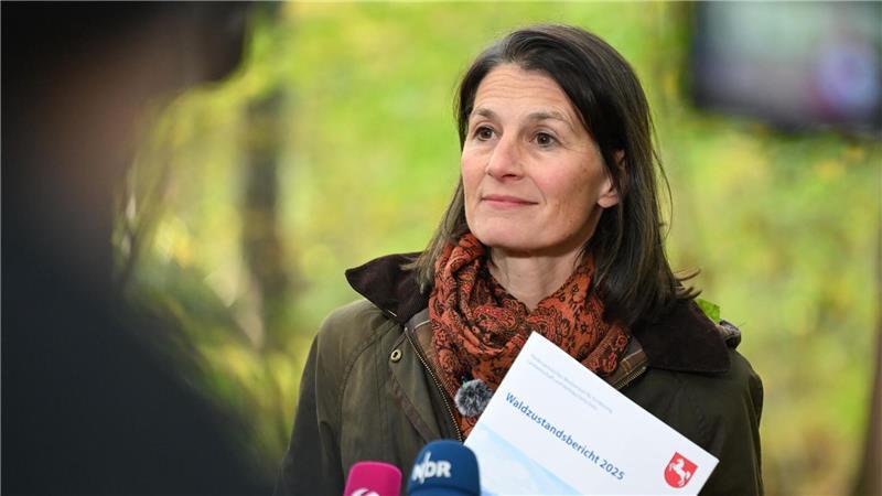 Miriam Staudte vor Mikrofonen.