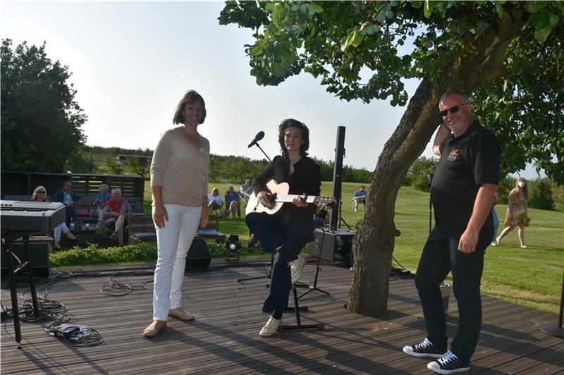 Miriam Stöckmann, Künstlerin Tony Kater und Frank Deppe freuen sich über das gelungene Auftaktkonzert im Apfelgarten. Foto: Felsch