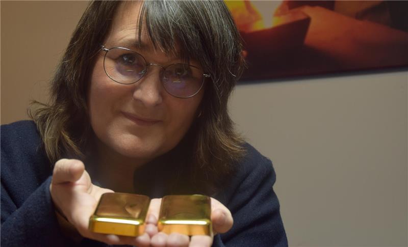 Miriam Torbeck, Geschäftsführerin der Norddeutschen Edelmetall Scheideanstalt, hält Feingold im Gesamtwert von 165.000 Euro in den Händen. Dabei handelt es sich um ungeprägte Barren.