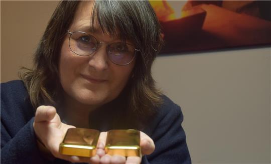 Miriam Torbeck, Geschäftsführerin der Norddeutschen Edelmetall Scheideanstalt, hält Feingold im Gesamtwert von 165.000 Euro in den Händen. Dabei handelt es sich um ungeprägte Barren.