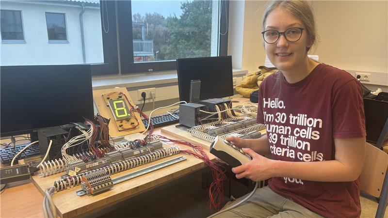 Raus aus der Exotenrolle: Stader Schülerinnen und Technik Miriam Twyman hat während der Herbstakademie gelernt, wie eine Klappbrücke gesteuert wird.