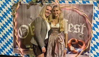 Miriam Westram, seit 2015 Mitglied im Verein Insel im Moor, mit Tochter Linea, in ihrem allerersten Dirndl.