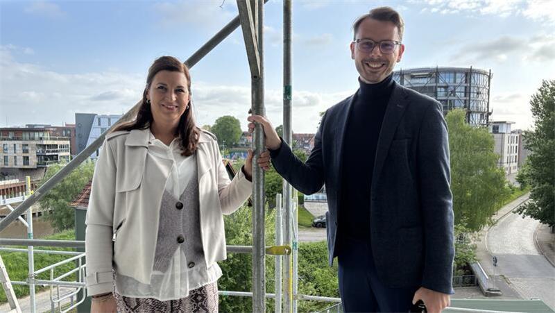 Vermietung gestartet: So viel kostet eine HBI-Wohnung am Schwingedeich Mirja Pütz und Niels Kohlhaase von der HBI auf der Baustelle am Harschenflether Weg. Insgesamt entstehen hier 39 Wohnungen.