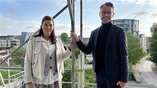 Mirja Pütz und Niels Kohlhaase von der HBI auf der Baustelle am Harschenflether Weg. Insgesamt entstehen hier 39 Wohnungen.