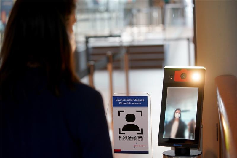 Mirjam Fröhlich, Leiterin Passagier- und Gepäckmanagement am Hamburg Airport, geht durch die biometrische Gesichtserkennung vor der Sicherheitskontrolle im Abflugbereich. Foto: Marcus Brandt/dpa