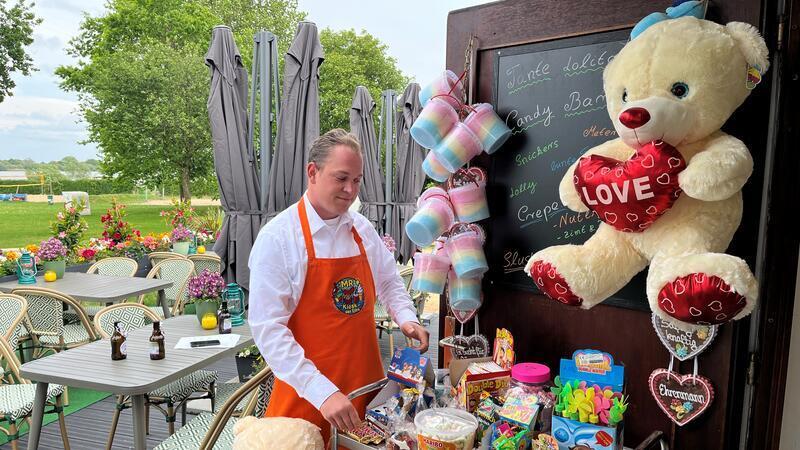Mirko Rischmüller ist Schausteller und Gastronom. Das spiegelt sich auch im Eingangsbereich wider.