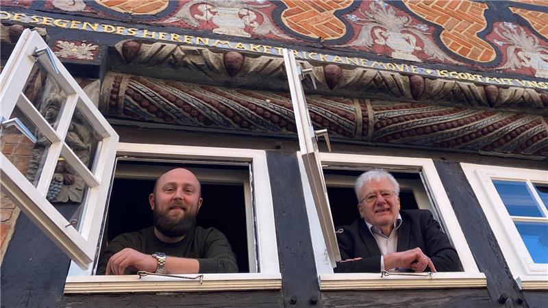 Fischerstraße 3: Buxtehuder Kultkneipe wird saniert Mirko Thomas vom Irish Pub The Rebel’s Choice (links) und Dr. Harald Stechmann vom Buxtehuder Heimat- und Geschichtsverein sind begeistert vom Charme des historischen Fuhrmannshauses.