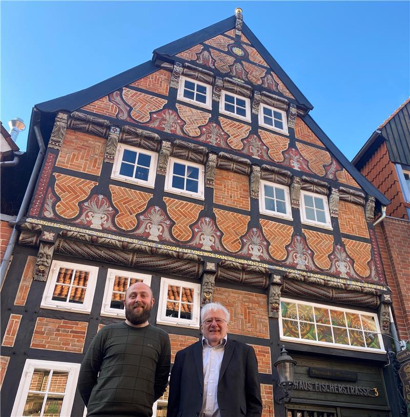 Mirko Thomas vom Irish Pub und Dr. Harald Stechmann vom Heimat- und Geschichtsverein sind beiderseits begeistert vom denkmalgeschützten Haus.