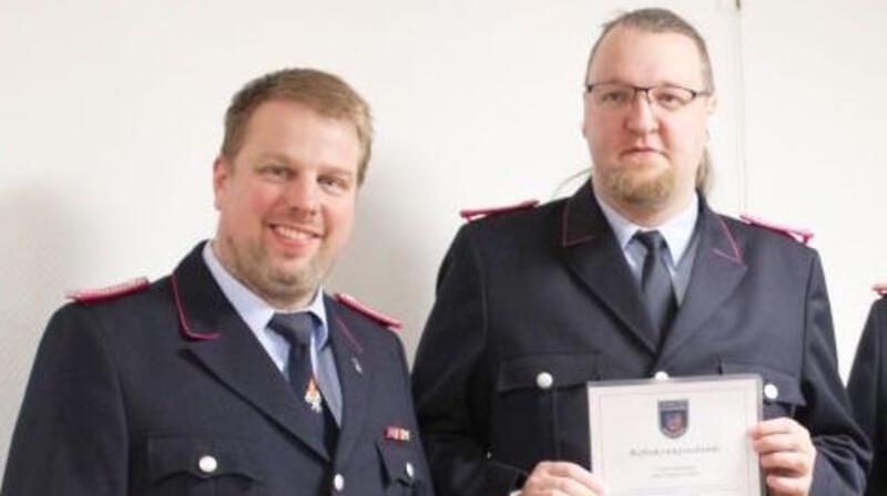 Mirko Witkowski (links) leitete die Versammlung als stellvertretender Ortsbrandmeister und gratulierte Jan-Frederik Theel als einer der Ersten zur Beförderung.