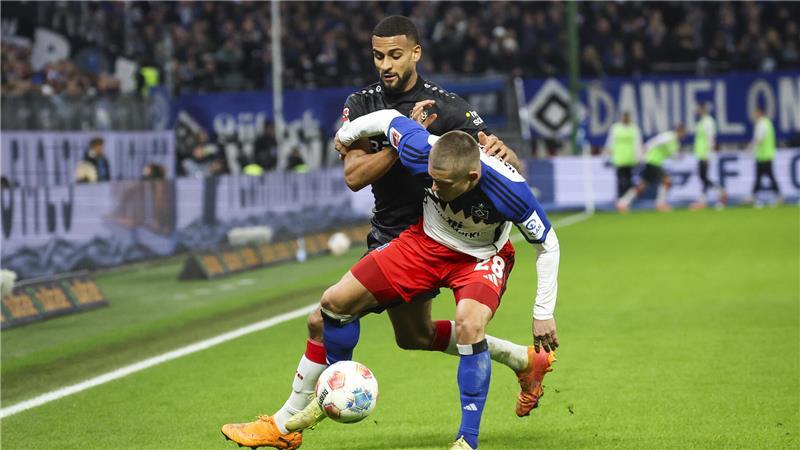 Miro Muheim (Hamburger SV) und Josha Vagnoman (VfB Stuttgart, l) kämpfen um den Ball.