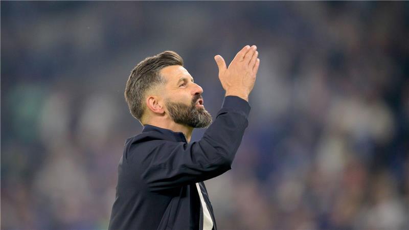Schalke 04 feiert nächsten Heimsieg und träumt von mehr Miron Muslic jubelte nach dem Sieg gegen Bochum den Fans zu.