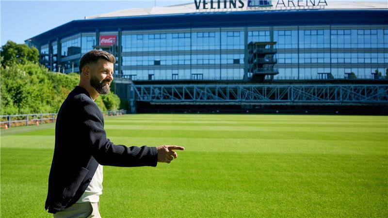 3.000 Fans dabei: Schalke-Training mit Autogramm-Marathon Miron Muslic schickte seine Spieler erstmals auf den Trainingsplatz.