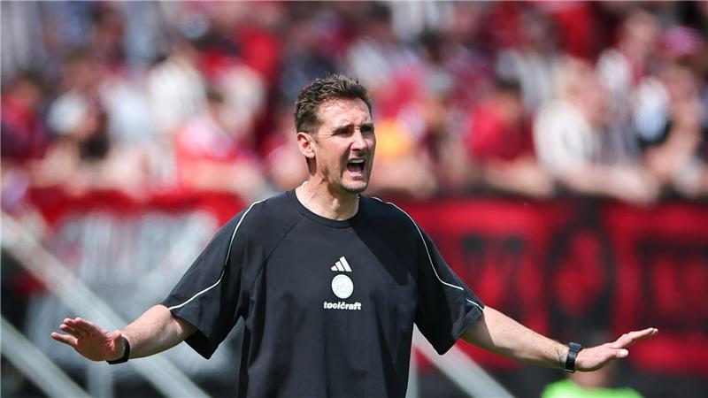 Miroslav Klose erlebt ein zähes Spiel seiner Mannschaft.