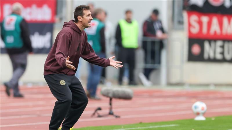 Miroslav Klose musste am Spielfeldrand bis zum Ende um den knappen Sieg bangen.