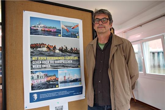 Mischa Helfmann, Flüchtlingsbeauftragter des Kirchenkreises Hamburg-Ost, in der Ausstellung. Foto: Gehm