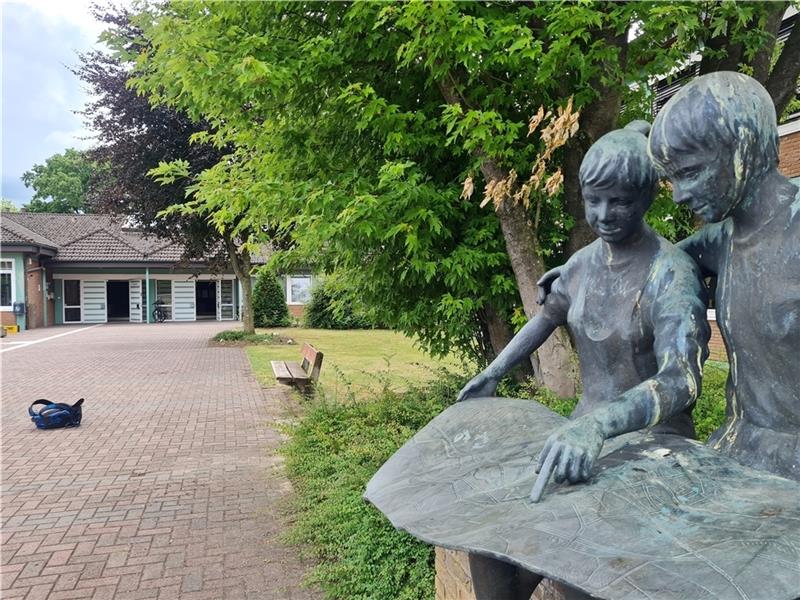 Ostetalschule Sittensen: Mitschüler sollen vorerkrankten Jungen traktiert haben Misshandlung oder nur eine Rangelei? Mitschüler sollen an der Ostetalschule Sittensen (KGS) einen schwer kranken 13-Jährigen traktiert haben.