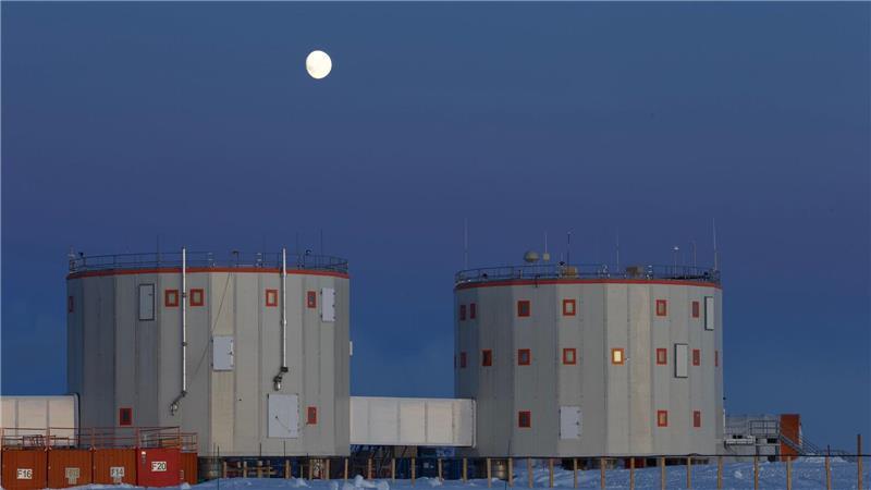 Misstrauen und Konflikte verstärken sich über die Dauer der Isolation. 