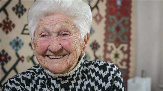 Mit 100 Jahren lebt es sich nicht allzu anders, findet Johanna Quaas, die älteste Turnerin der Welt. 