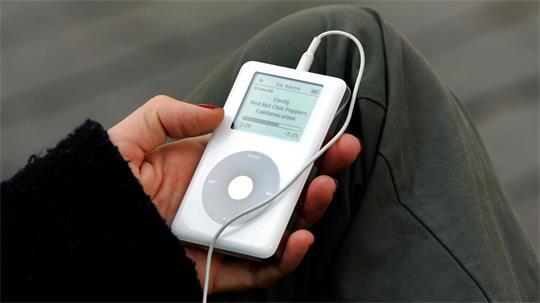 Mit 1.000 Songs auf einer Festplatte ließ der iPod ganze Musiksammlungen mitnehmen. (Archivbild)