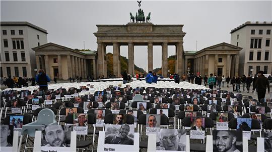 Mit 1.100 Stühlen vor dem Brandenburger Tor will die Jüdische Studierendenunion Deutschland am zweiten Jahrestag des Hamas-Angriffs auf Israel an die Opfer erinnern. Am 7. Oktober 2023 griffen Kämpfer der radikalislamischen Hamas Israel an, töteten zahlreiche Menschen und verschleppten Geiseln in den Gazastreifen.