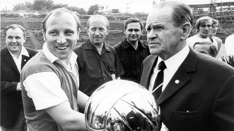 Mit 137 Toren ist Uwe Seeler der Bundesliga-Rekordschütze des HSV. Hier erhält er 1970 von Altbundestrainer Sepp Herberger die Auszeichnung als Fußballer des Jahres. (Archivbild)