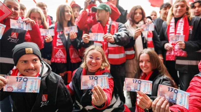 Metall-Tarifrunde geht in die heiße Phase Mit 170 Euro sollen Auszubildende eine überproportional höhere Lohnsteigerung erhalten. Für die übrigen Beschäftigten fordert die IG Metall 7,0 Prozent mehr Geld.