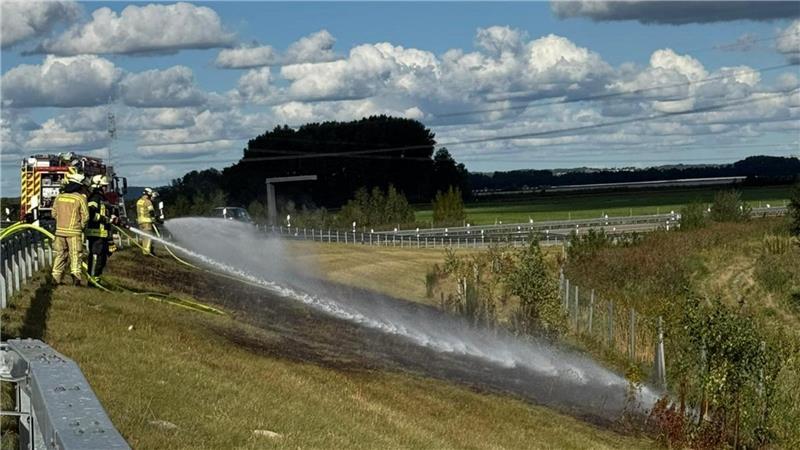 Mit 2 C-Strahlrohren löschte der Zug 1 der Buxtehuder Feuerwehr den Böschungsbrand nahe der A26.