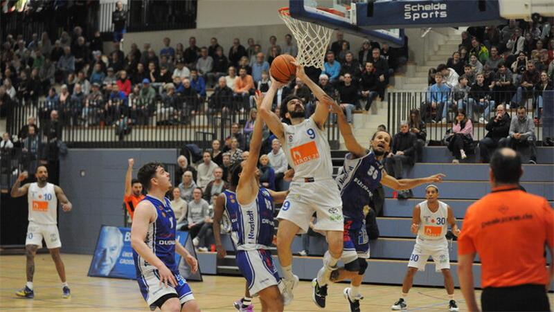 Gala-Auftritt: VfL Stade besiegt Tabellenführer Neustadt Mit 21 Punkten einer der besten Stader Werfer: Nil Angelats.