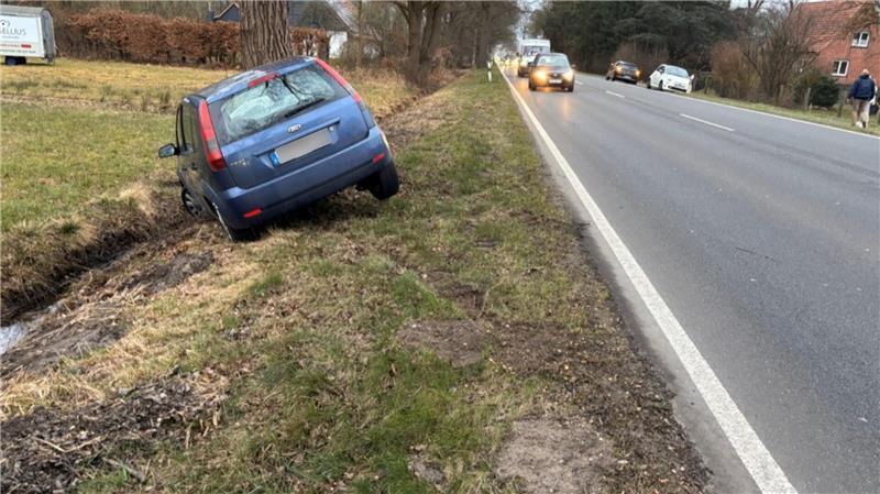 Mit 2,11 Promille landete der Autofahrer im Graben.