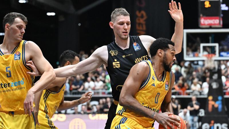 Mit 25 Punkten Albas Topscorer beim 96:85 in Chemnitz: Sterling Brown (r).