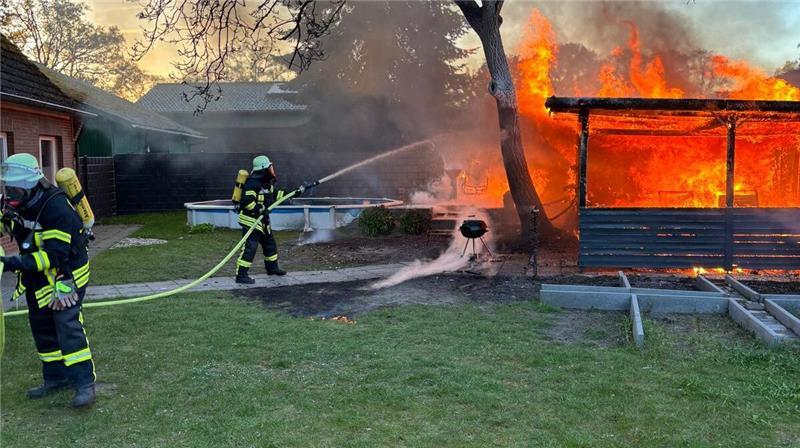Mit 30 Einsatzkräften rückte die Feuerwehr aus, um den Brand in der Samtgemeinde Oldendorf-Himmelpforten zu löschen.
