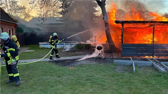 Mit 30 Einsatzkräften rückte die Feuerwehr aus, um den Brand in der Samtgemeinde Oldendorf-Himmelpforten zu löschen.
