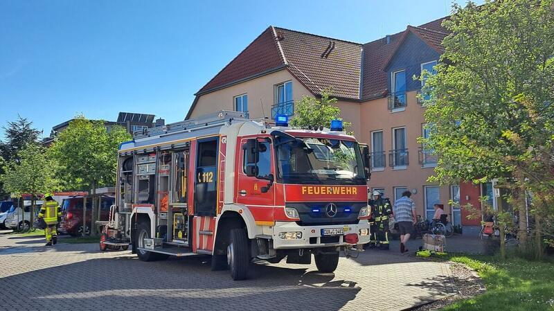 Mit 50 Einsatzkräften ist die Feuerwehr vor Ort, um den Brand zu löschen. 