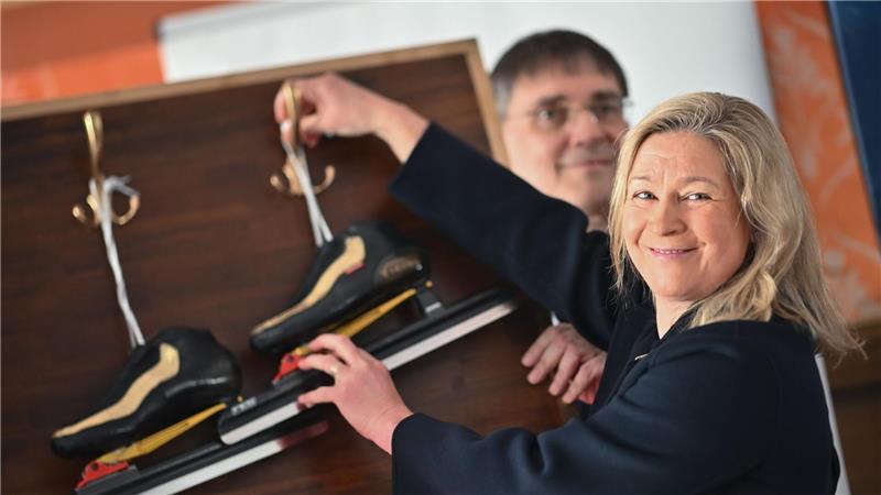 Mit 53 Jahren: Olympiasiegerin Pechstein beendet Karriere und hängt in Berlin bei einer Pressekonferenz ihre Schlittschuhe symbolisch an den Haken.