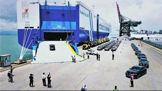 Mit 5.449 Neufahrzeugen chinesischer Marken an Bord startete der Autotransporter „Liao He Kou“ seine Jungfernfahrt nach Europa.