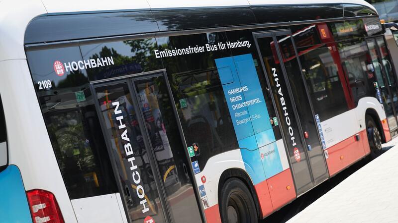 Mit 551 Millionen Fahrgästen hat die Hamburger Hochbahn nach eigenen Angaben im vergangenen Jahr einen neuen Rekord erzielt.