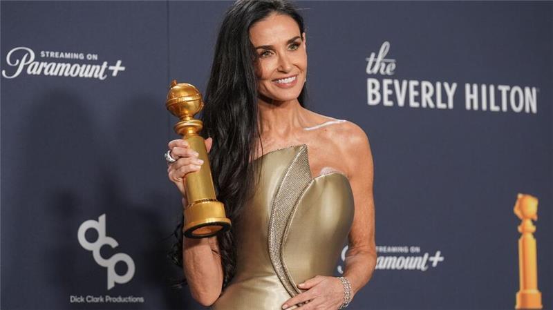 Mit 62 Jahren gewinnt Demi Moore ihren ersten Golden Globe. 
