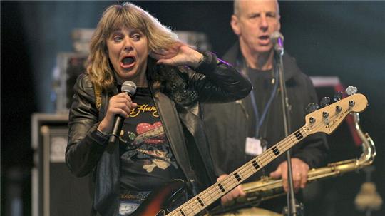 Mit 73 Jahren immer noch fit für die Bühne: Rockkönigin Suzi Quatro kommt 2024 erstmals auf den Holy Ground in Wacken.