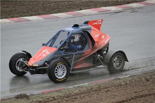 Mit 80 km/h driften die Fahrer in den Kurven. Der Regen hat den Asphalt rutschig gemacht. Fotos: Bröhan