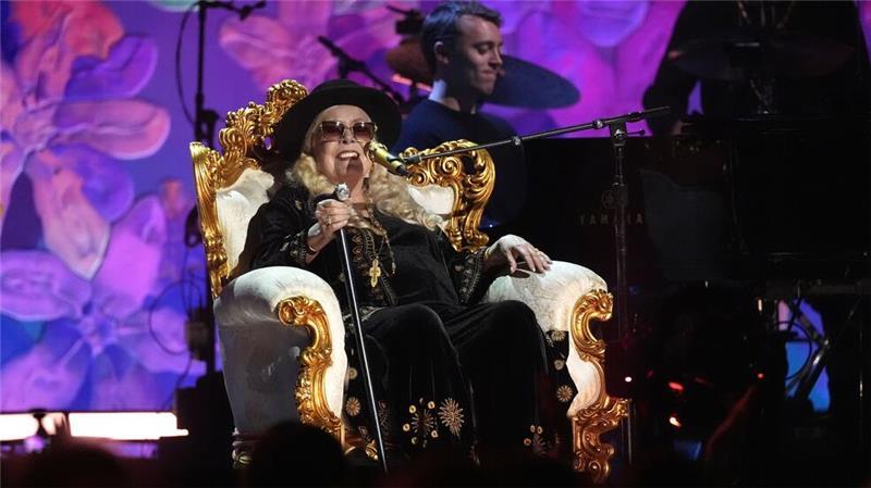 Mit 81 dabeI: Die kanadische Sängerin Joni Mitchell bei  „FireAid“.